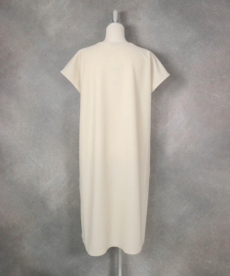 ツイルジャージー刺繍ワンピース(ベージュ)後ろ