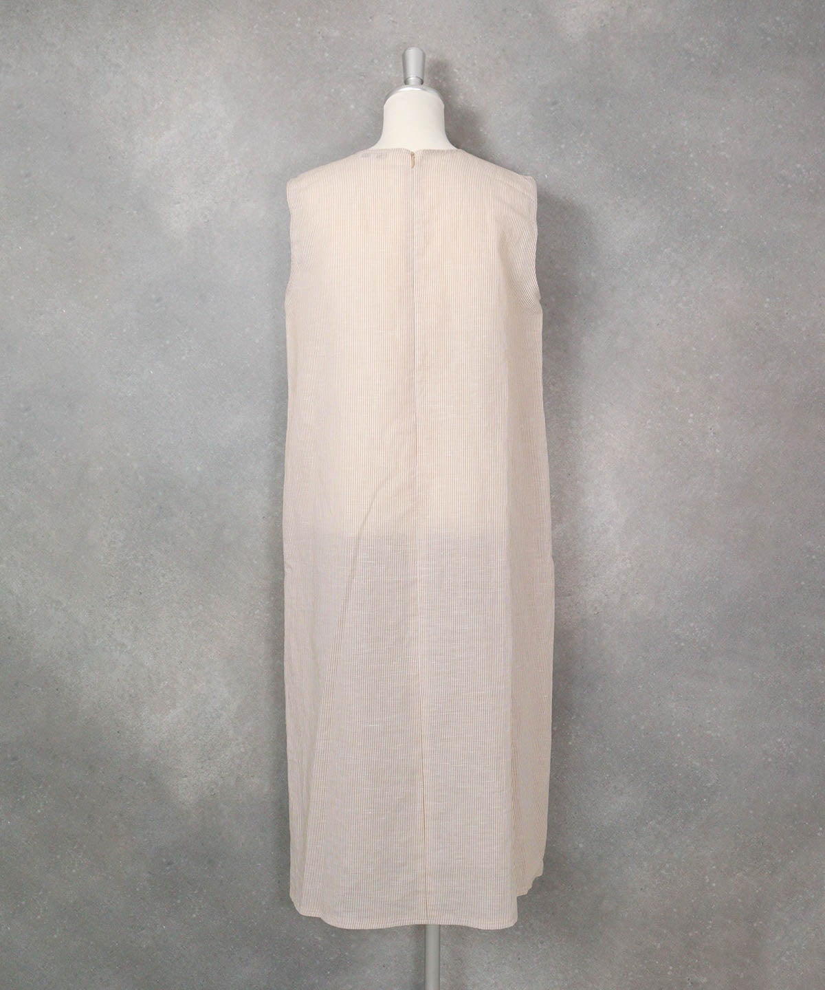 綿麻ストライプノースリワンピース（キャメル）後ろ