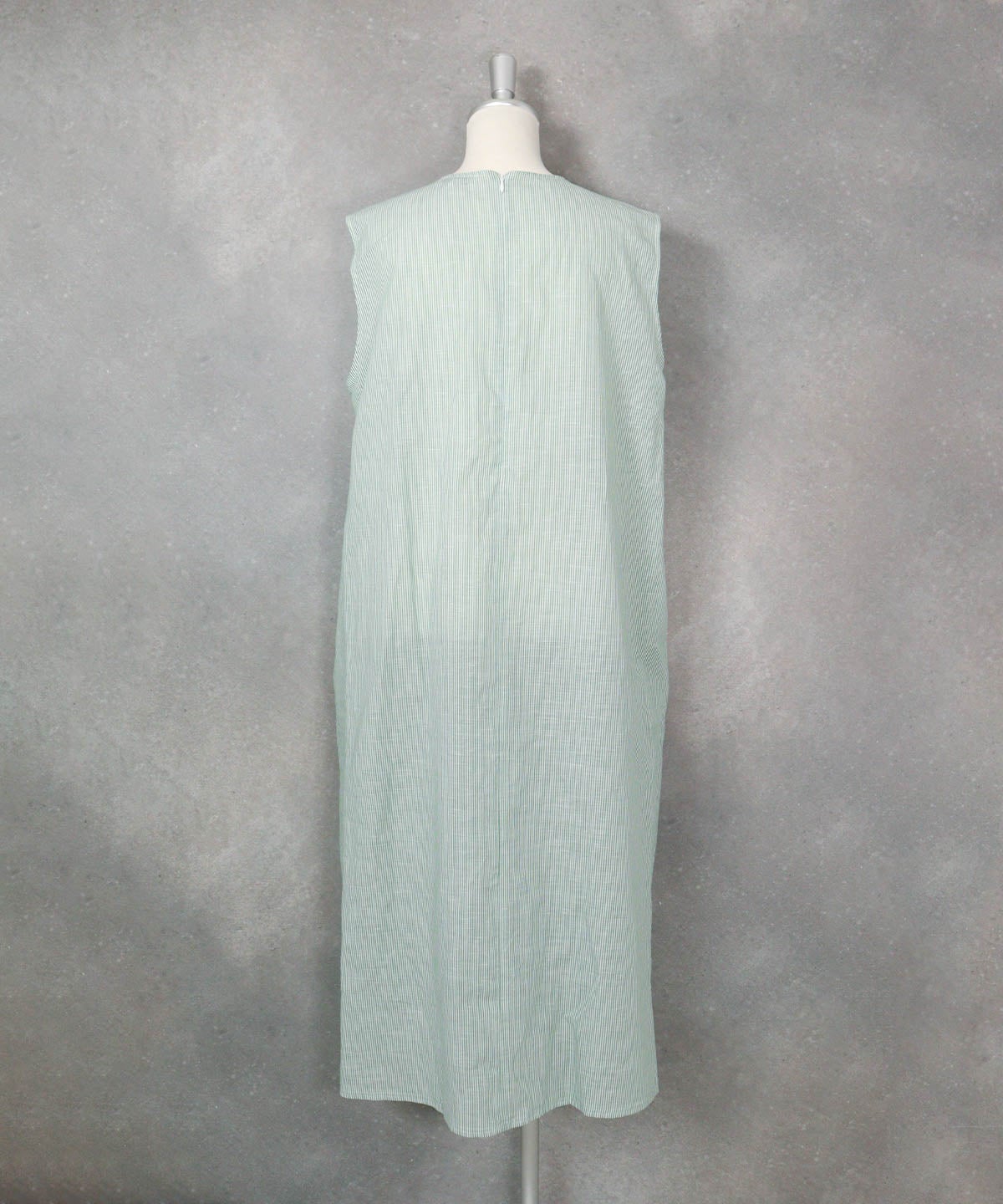 綿麻ストライプノースリワンピース（グリーン）後ろ