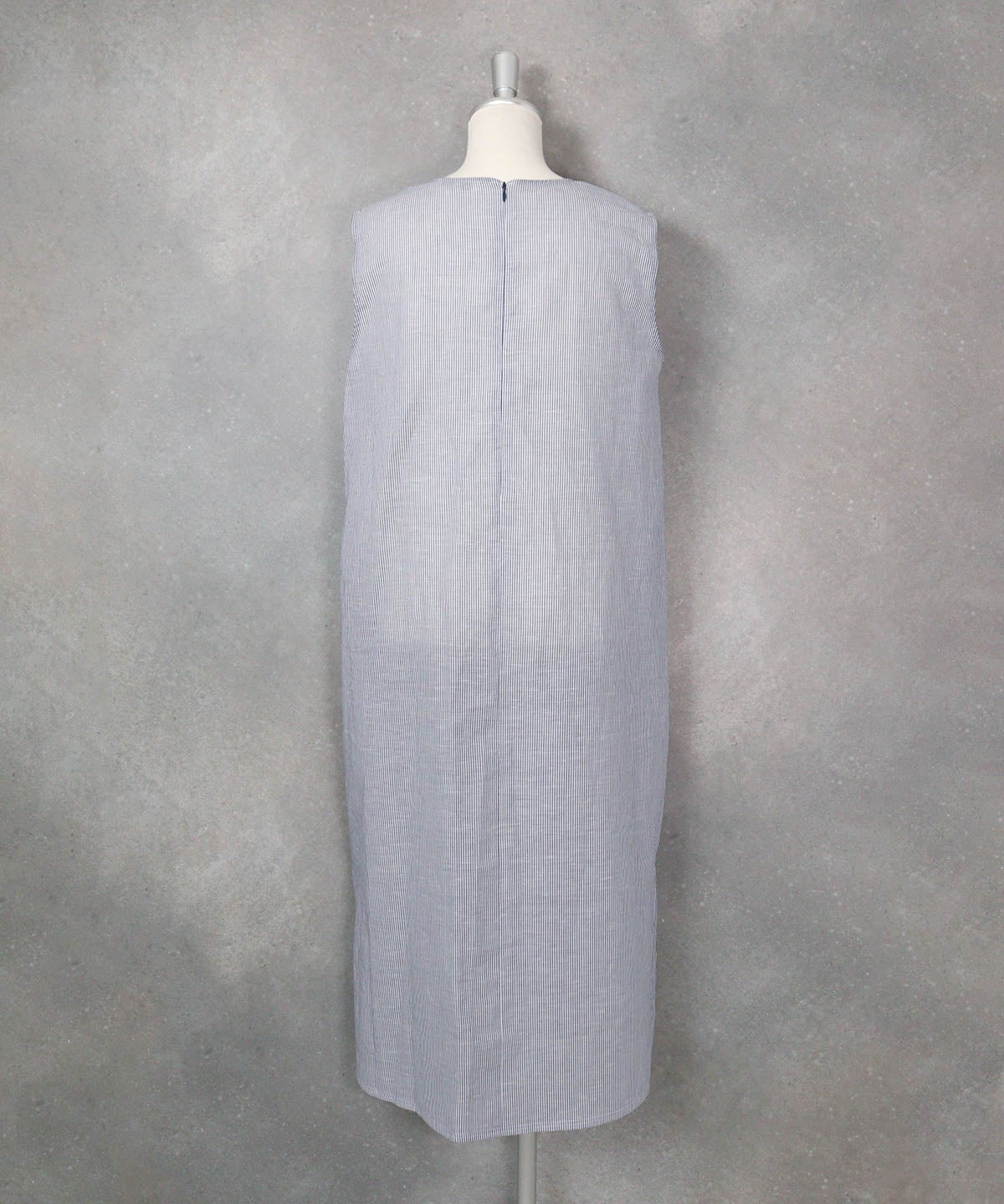 綿麻ストライプノースリワンピース（ネイビー）後ろ