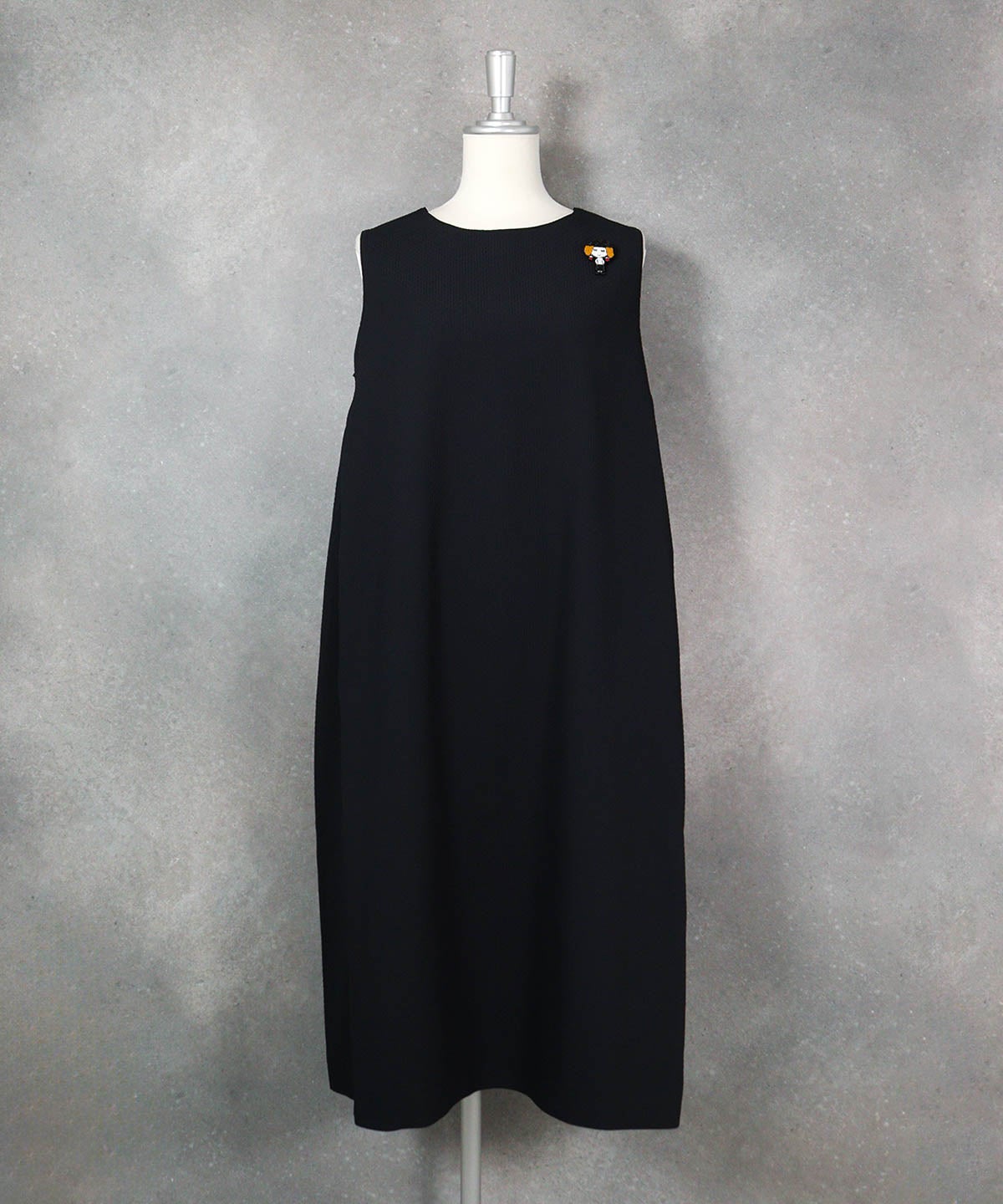 ブローチ付きUV速乾ノースリワンピース（ブラック）前