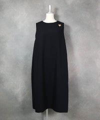 ブローチ付きUV速乾ノースリワンピース（ブラック）前