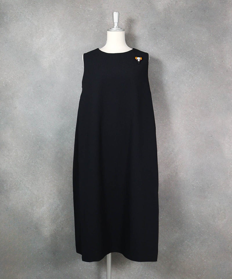 ブローチ付きUV速乾ノースリワンピース（ブラック）前