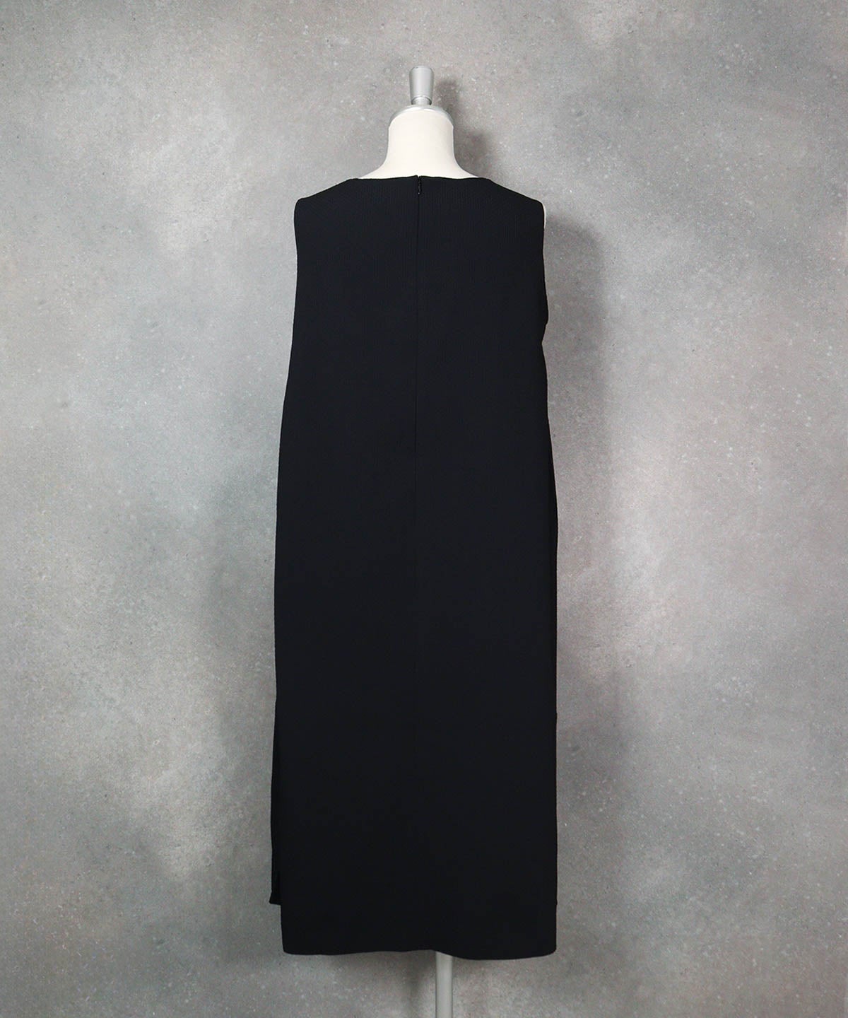 ブローチ付きUV速乾ノースリワンピース（ブラック）後ろ