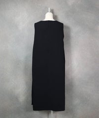 ブローチ付きUV速乾ノースリワンピース（ブラック）後ろ