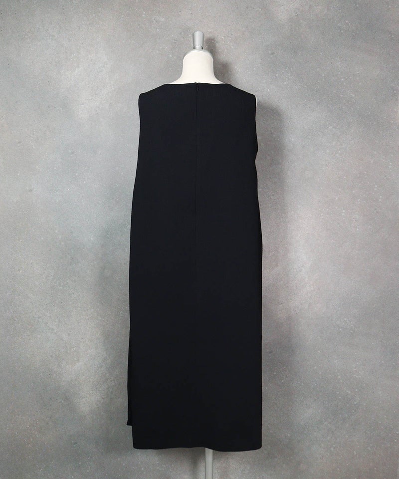 ブローチ付きUV速乾ノースリワンピース（ブラック）後ろ