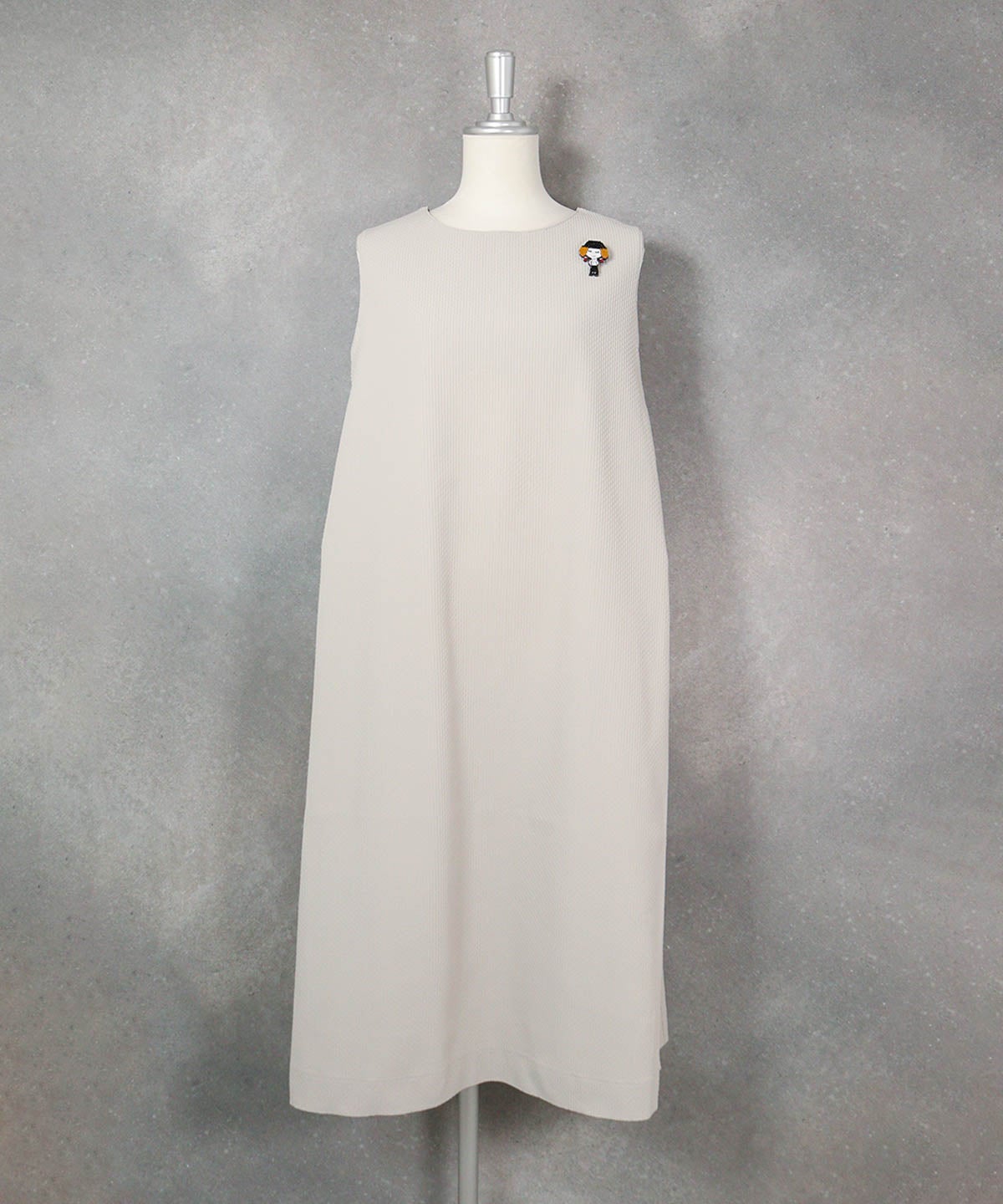 ブローチ付きUV速乾ノースリワンピース（ベージュ）前