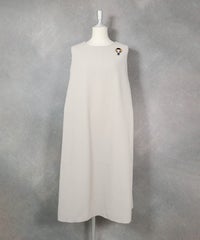 ブローチ付きUV速乾ノースリワンピース（ベージュ）前