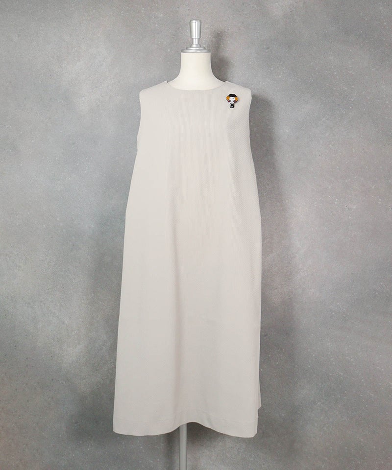 ブローチ付きUV速乾ノースリワンピース（ベージュ）前