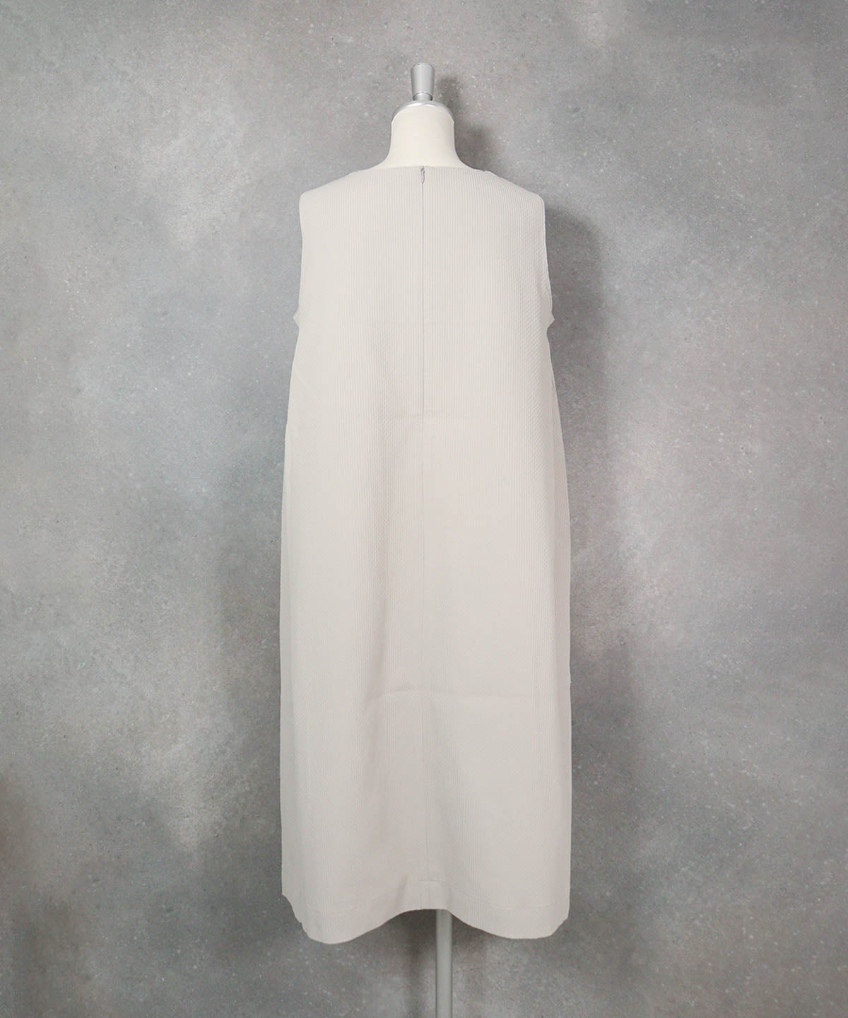 ブローチ付きUV速乾ノースリワンピース（ベージュ）後ろ