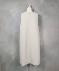 ブローチ付きUV速乾ノースリワンピース（ベージュ）後ろ