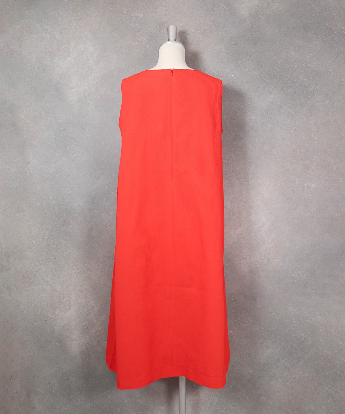 ブローチ付きUV速乾ノースリワンピース（オレンジ）後ろ