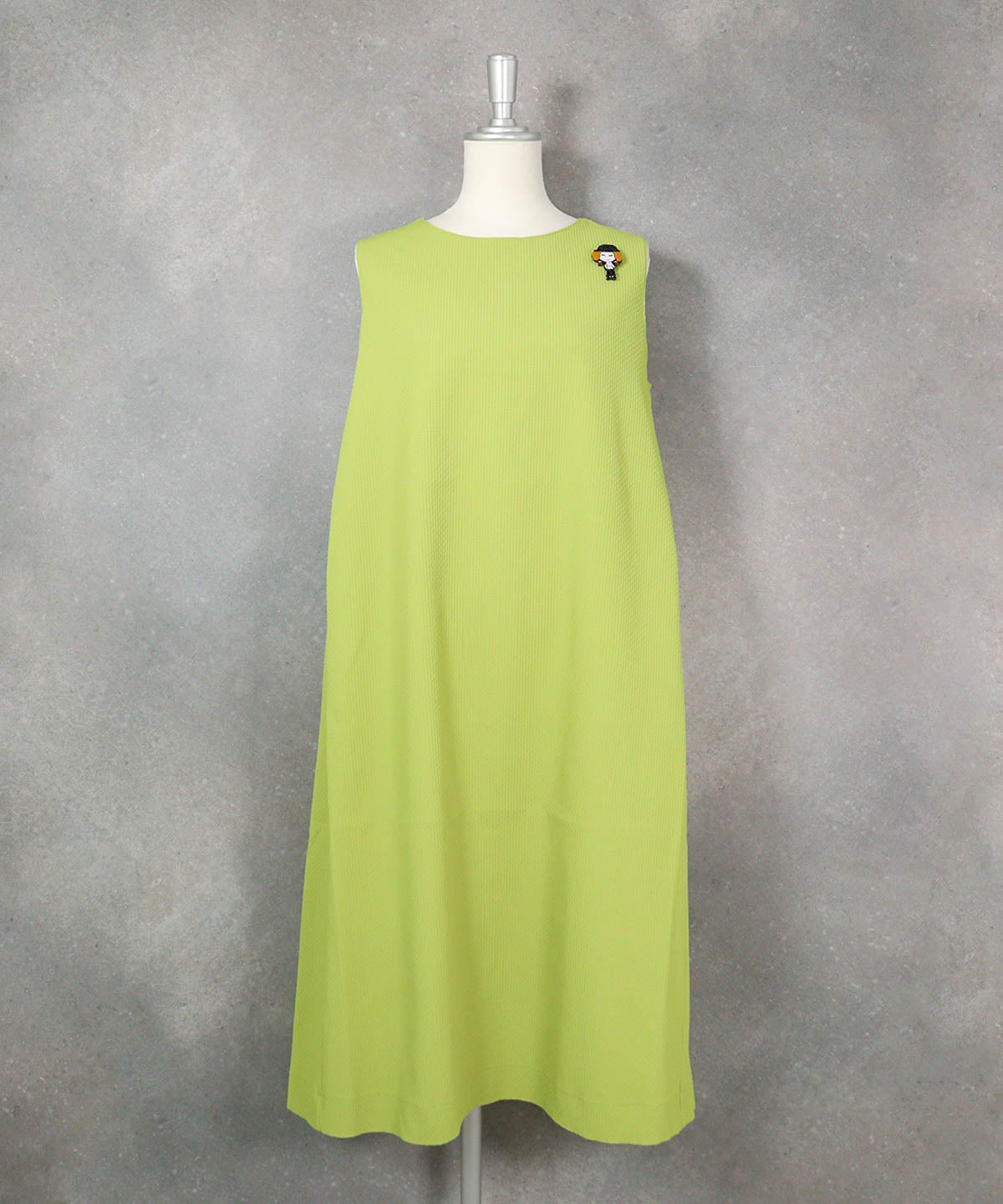 ブローチ付きUV速乾ノースリワンピース（ライトグリーン）前