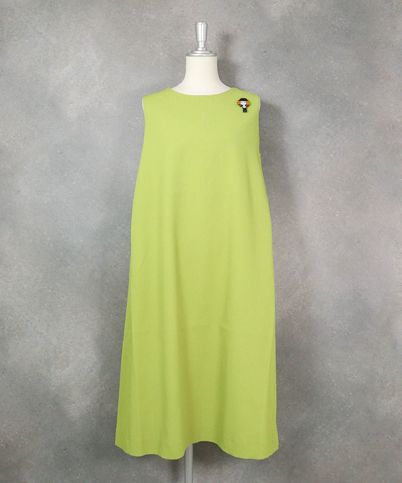 ブローチ付きUV速乾ノースリワンピース（ライトグリーン）前