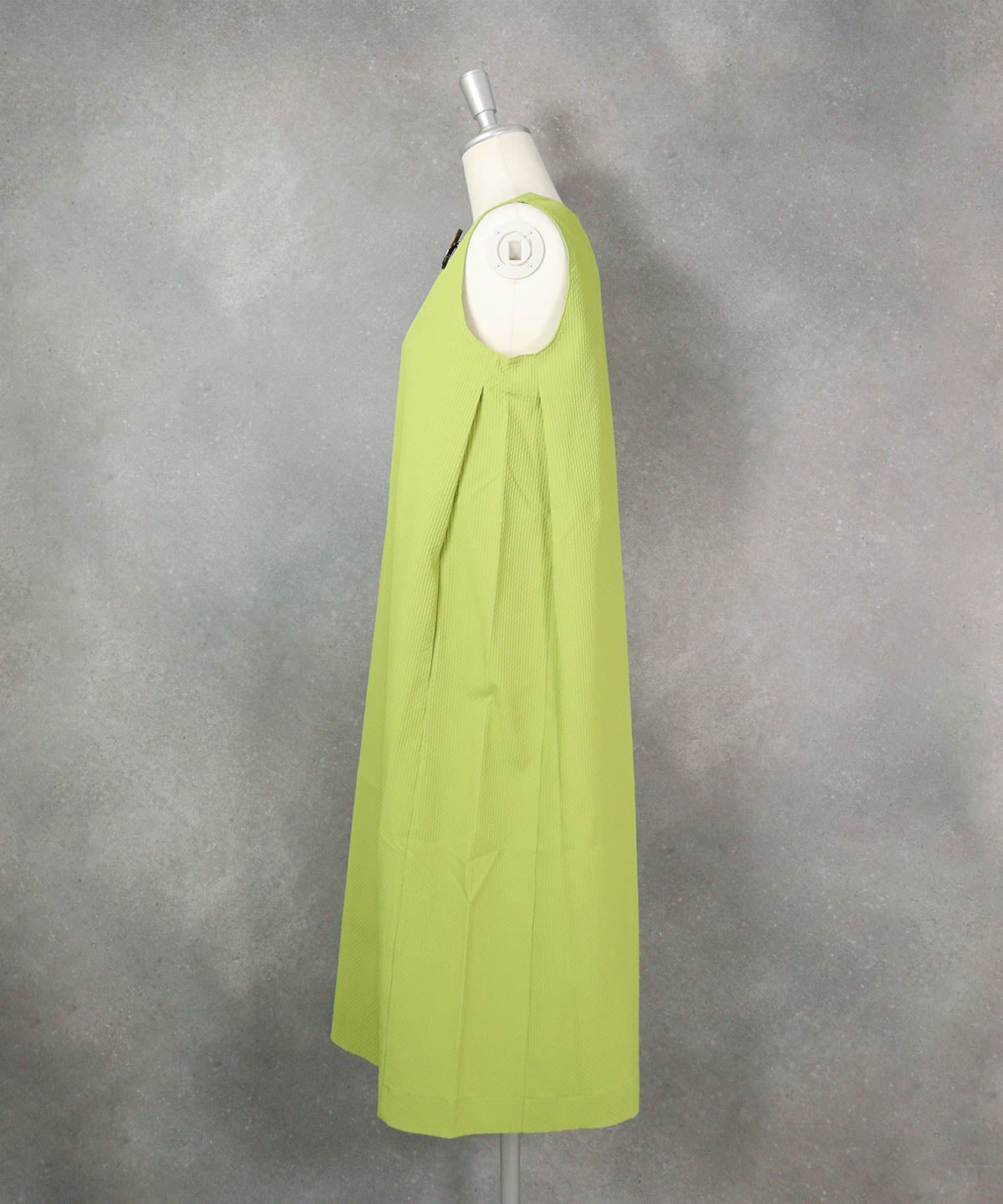 ブローチ付きUV速乾ノースリワンピース（ライトグリーン）横