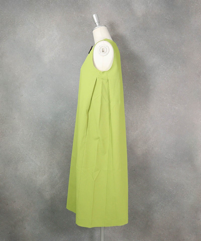 ブローチ付きUV速乾ノースリワンピース（ライトグリーン）横