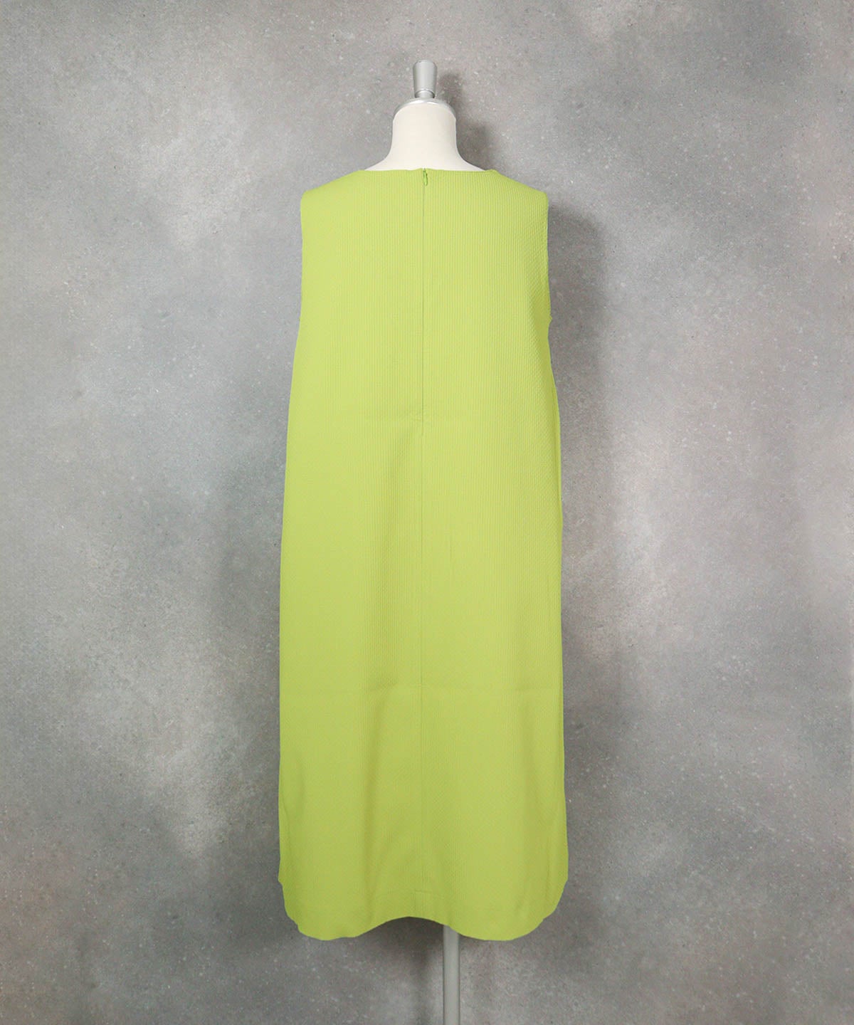 ブローチ付きUV速乾ノースリワンピース（ライトグリーン）後ろ