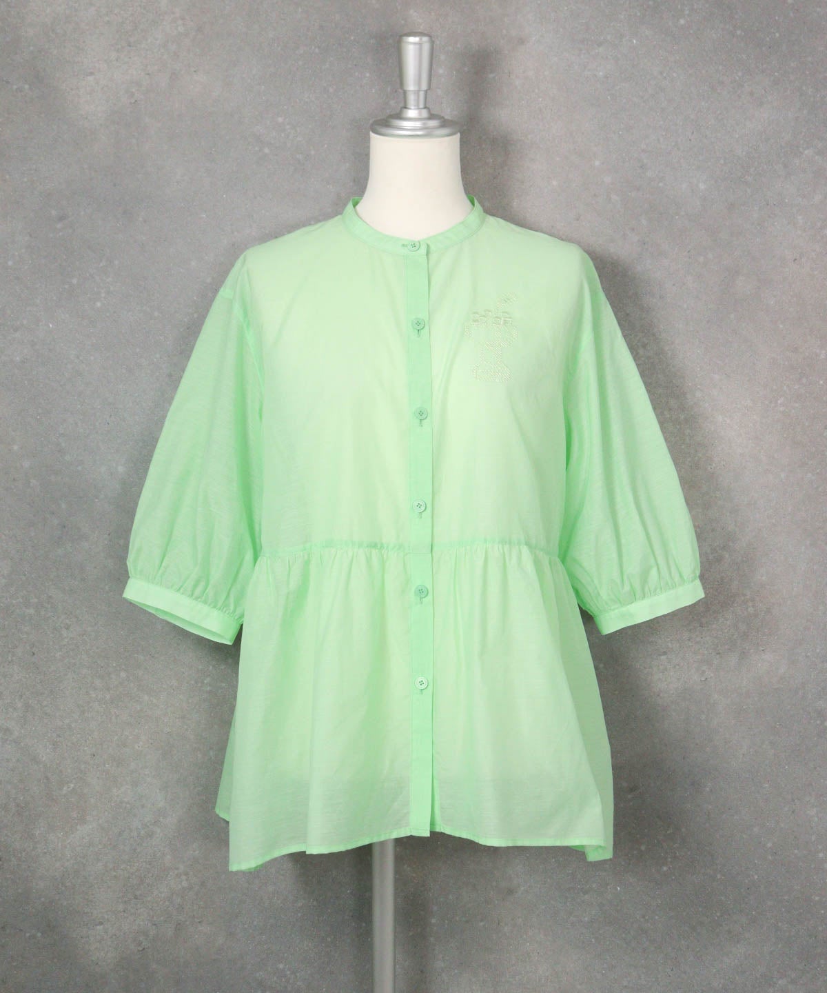 ギャザー切替6分袖ブラウス（ライトグリーン）前