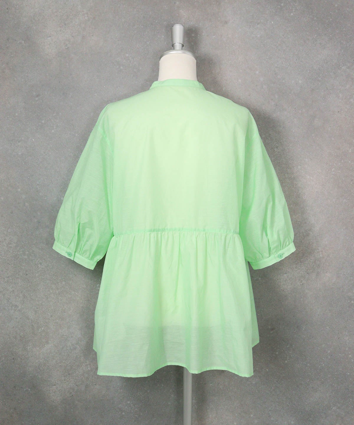 ギャザー切替6分袖ブラウス（ライトグリーン）後ろ