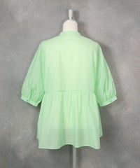 ギャザー切替6分袖ブラウス（ライトグリーン）後ろ