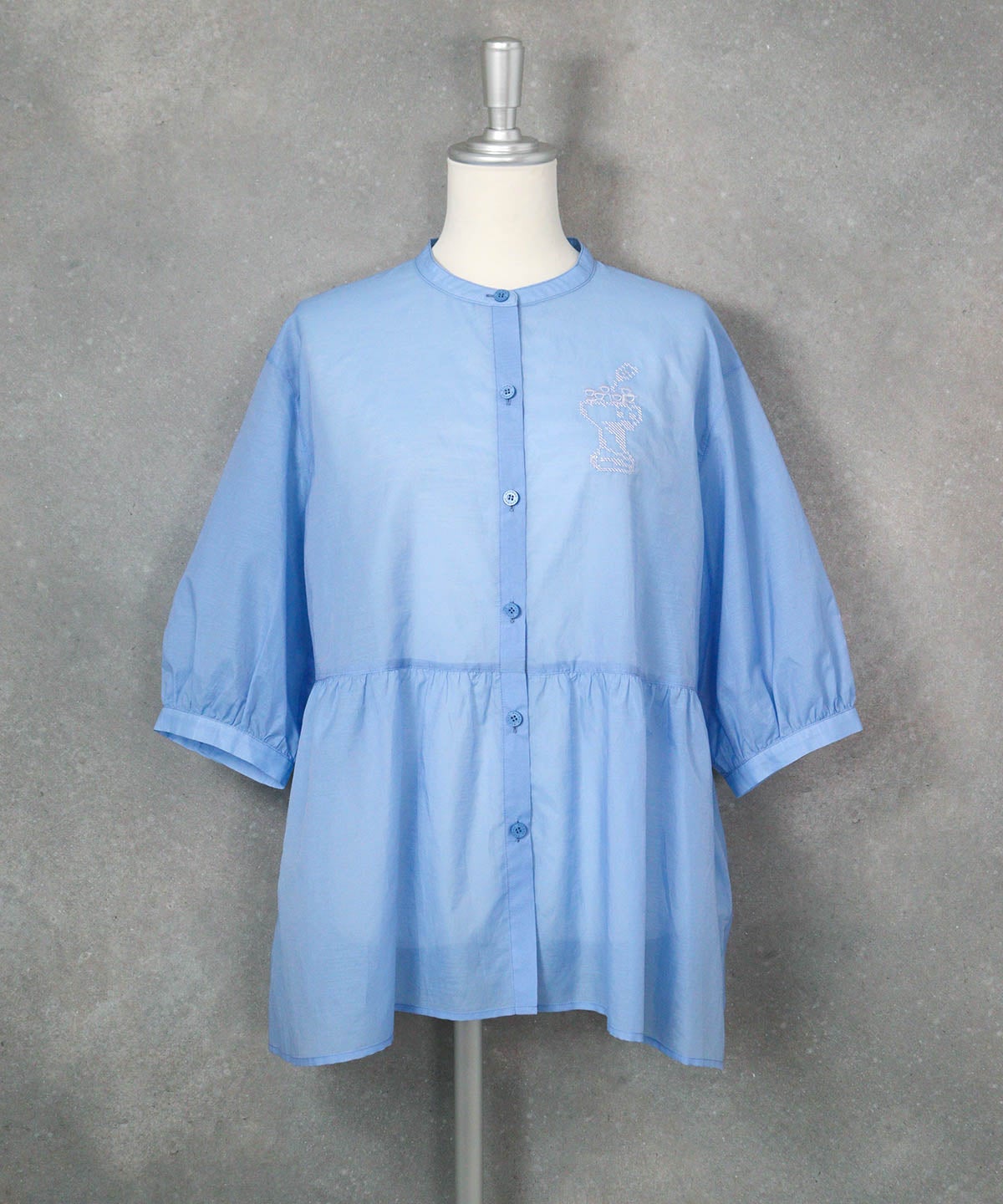 ギャザー切替6分袖ブラウス（ライトブルー）前