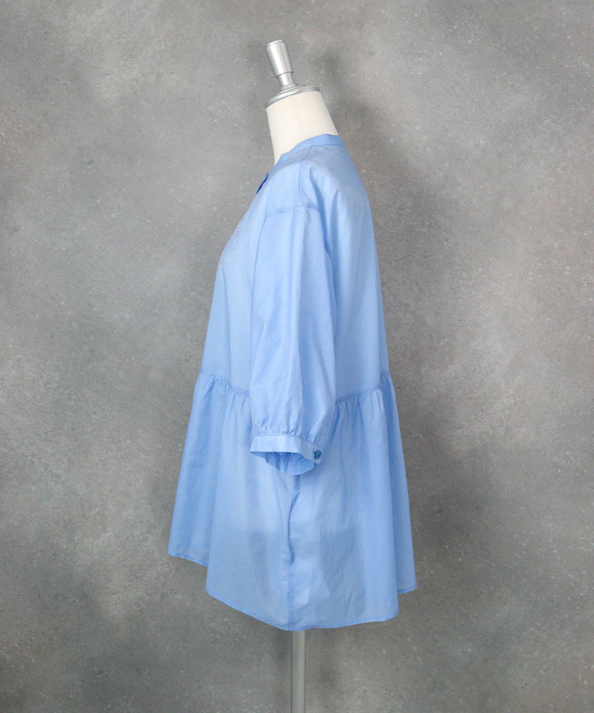 ギャザー切替6分袖ブラウス（ライトブルー）横