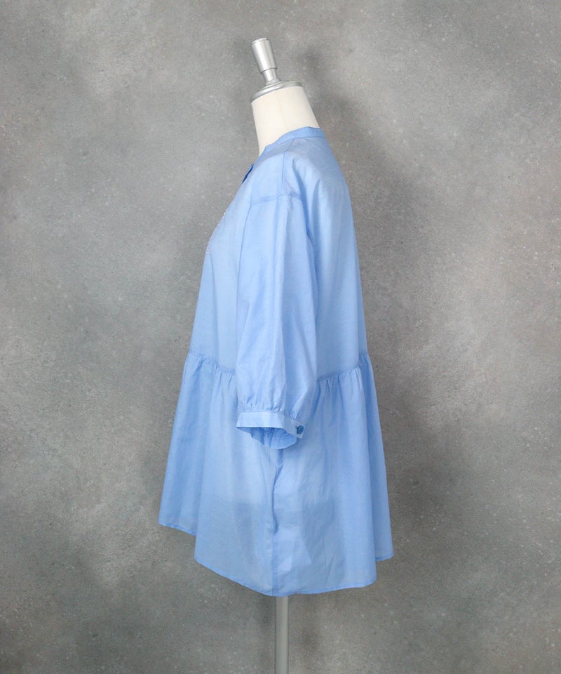 ギャザー切替6分袖ブラウス（ライトブルー）横