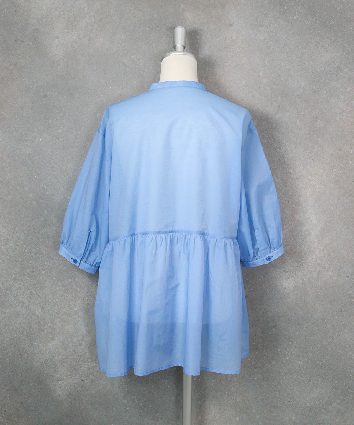ギャザー切替6分袖ブラウス（ライトブルー）後ろ