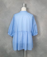 ギャザー切替6分袖ブラウス（ライトブルー）後ろ