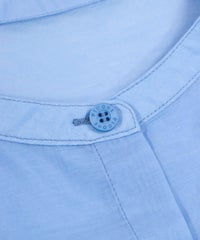 首元・ボタン（ライトブルー）