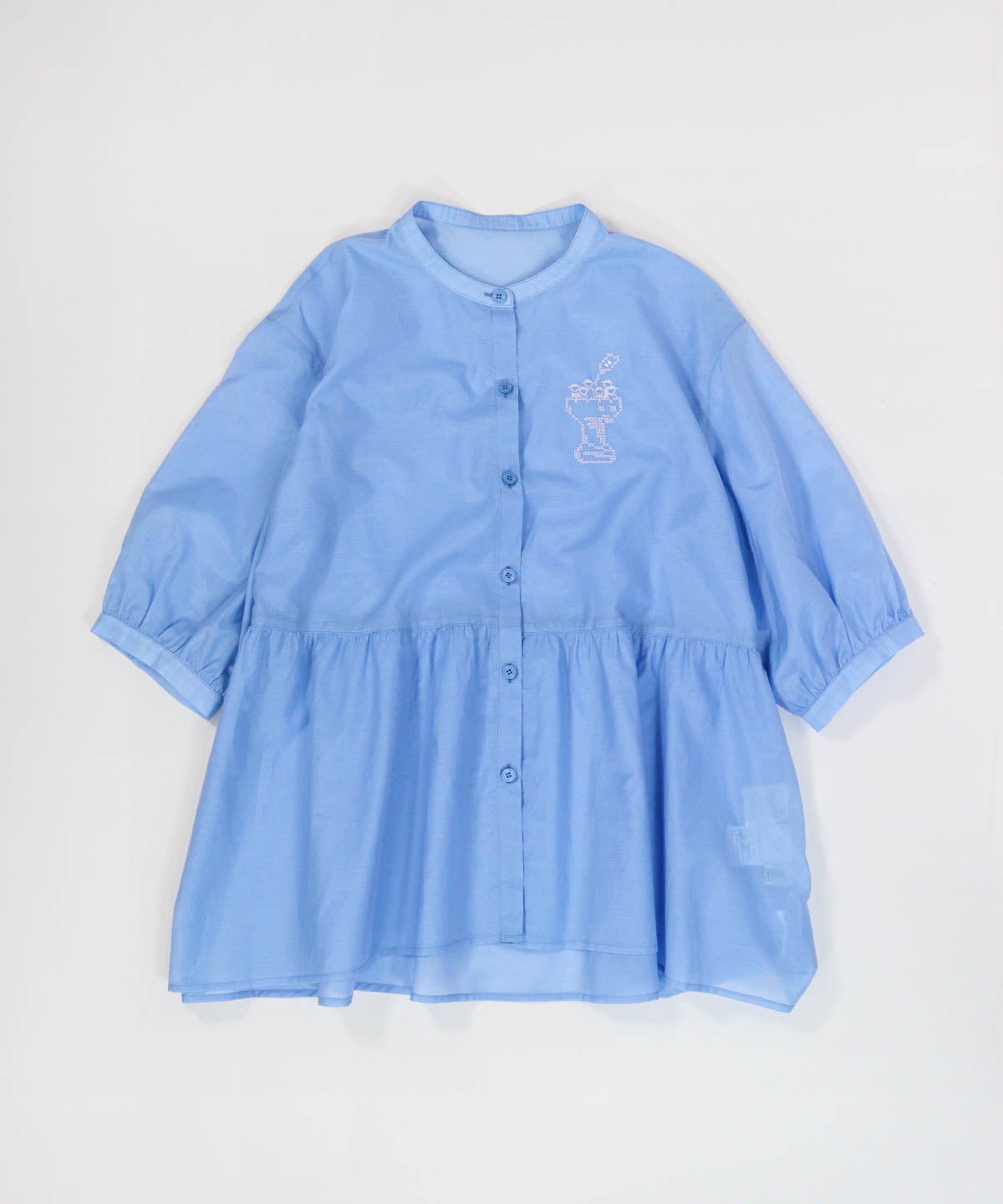 ギャザー切替6分袖ブラウス平置き写真（ライトブルー）