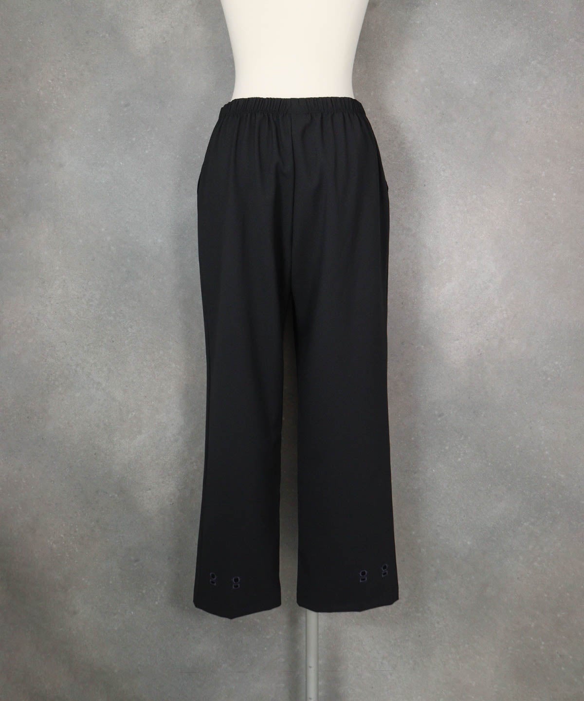 裾カットワークUV冷感パンツ(ブラック)後ろ