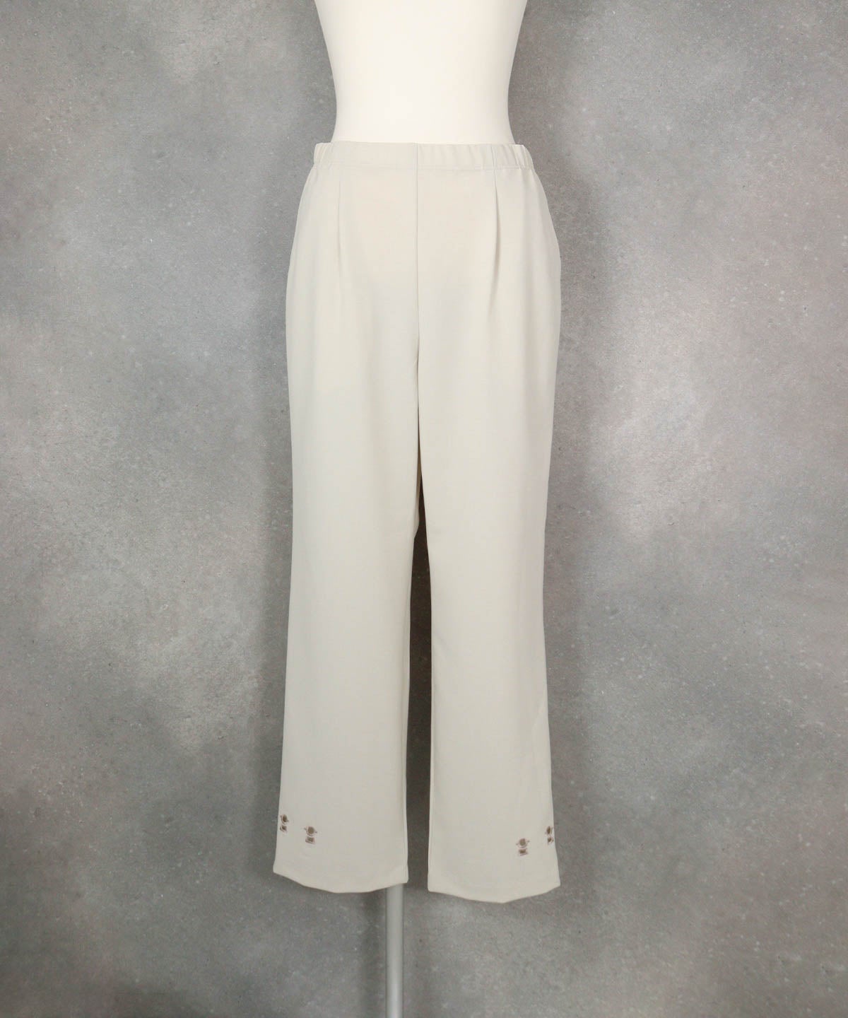 裾カットワークUV冷感パンツ(ベージュ)前