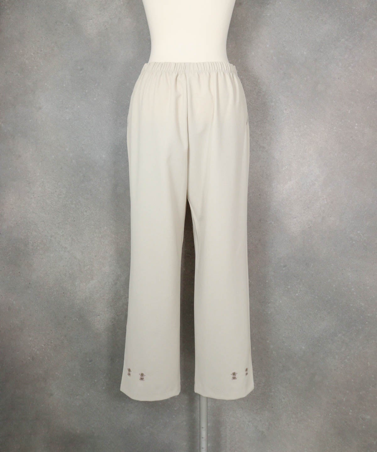 裾カットワークUV冷感パンツ(ベージュ)後ろ