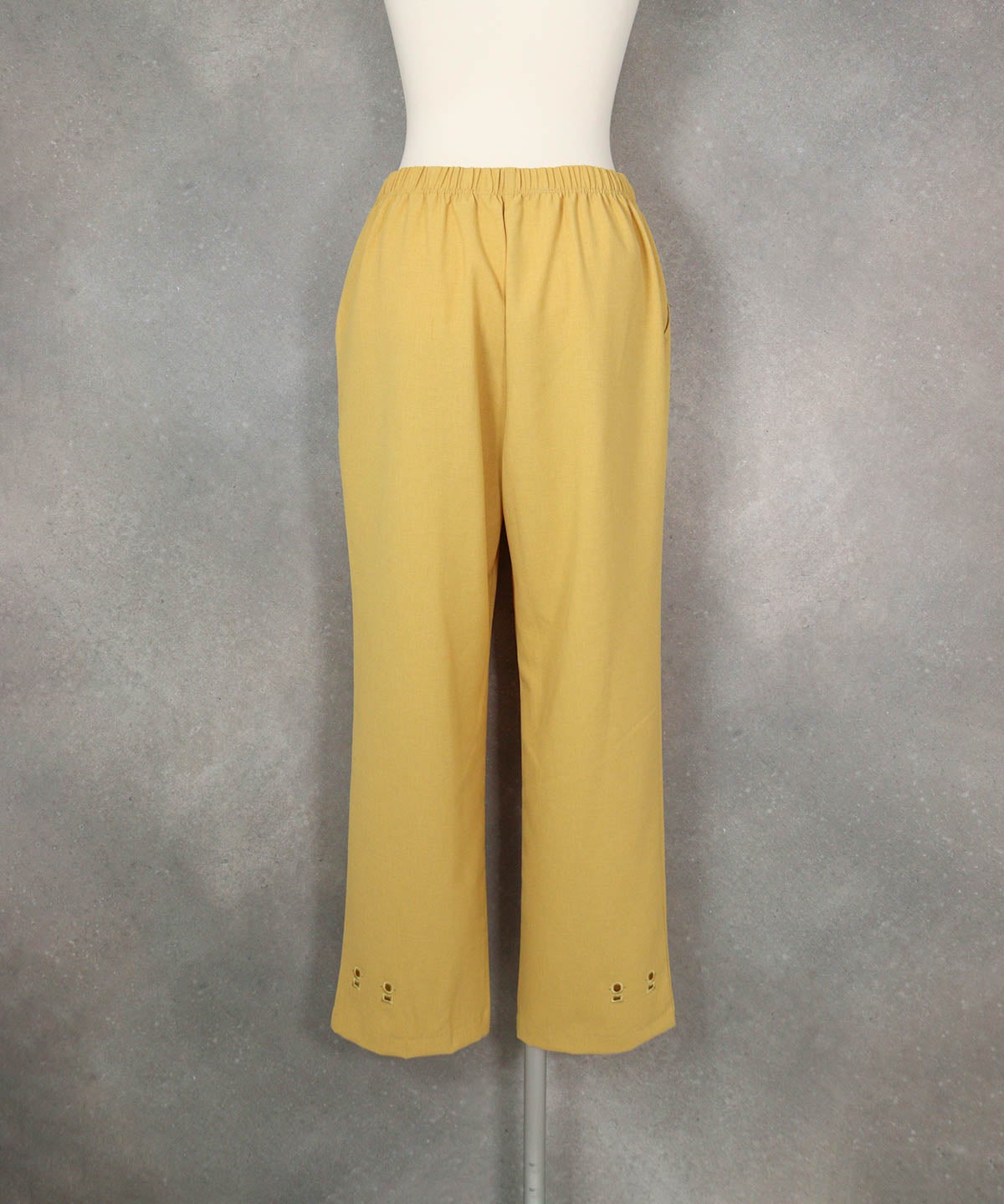 裾カットワークUV冷感パンツ(イエロー)後ろ