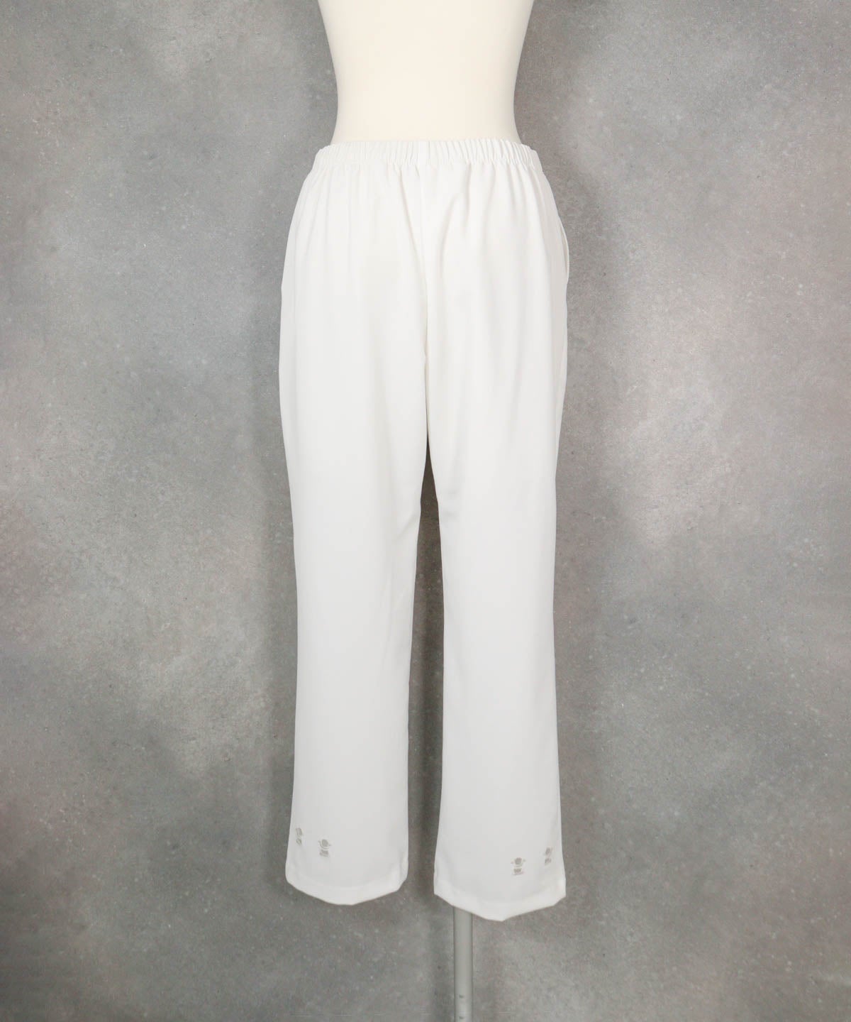 裾カットワークUV冷感パンツ(ホワイト)後ろ