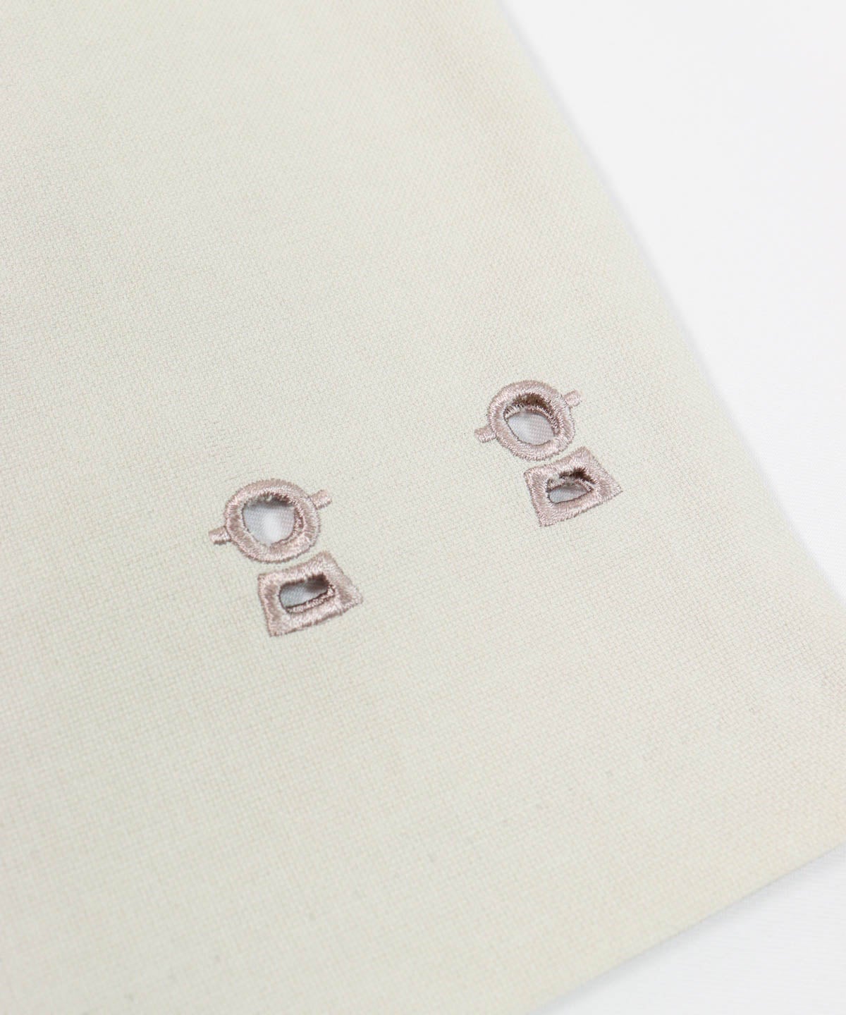 裾カットワーク部分(ベージュ)