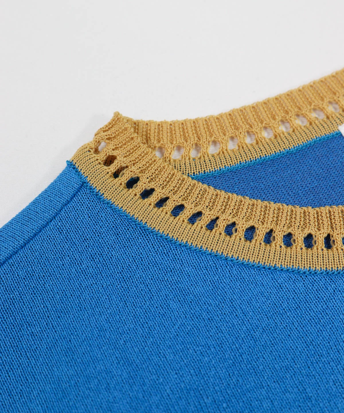 首元（ブルー）