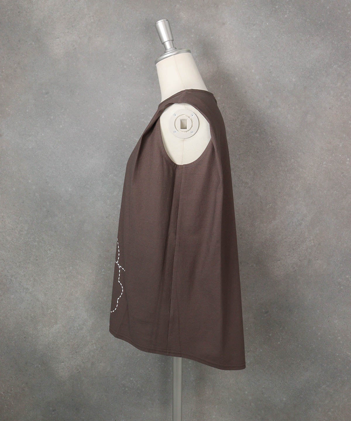 UV冷感タックノースリプルオーバー（ブラウン）横