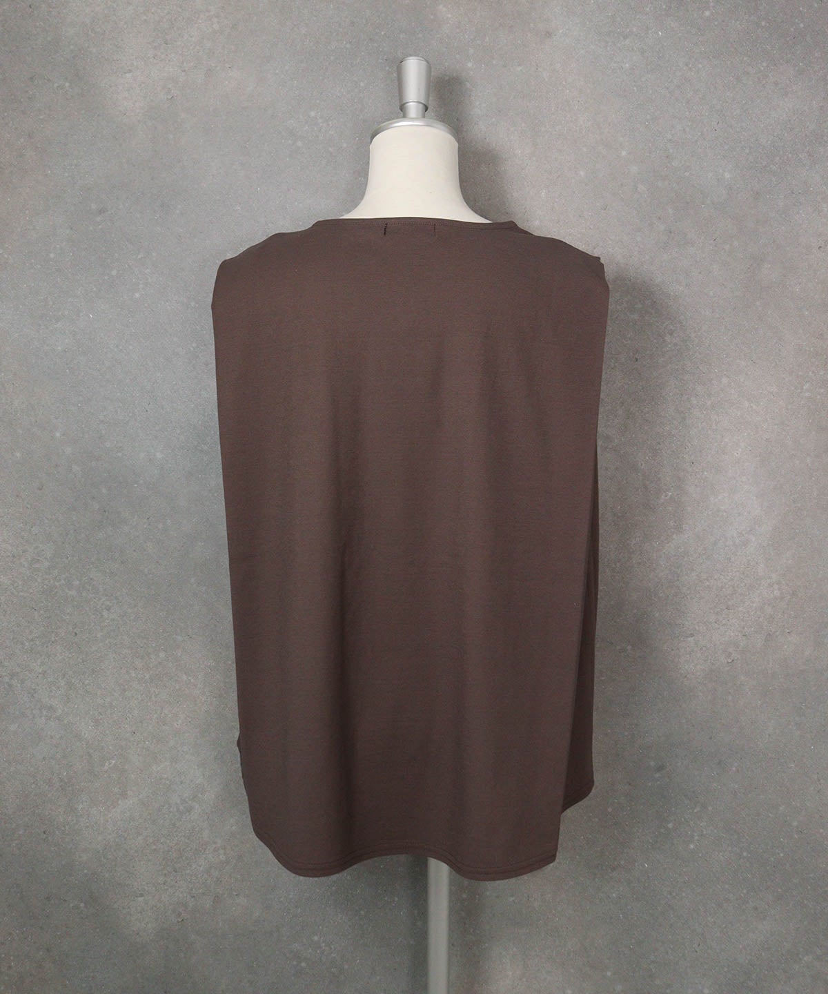 UV冷感タックノースリプルオーバー（ブラウン）後ろ