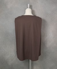 UV冷感タックノースリプルオーバー（ブラウン）後ろ