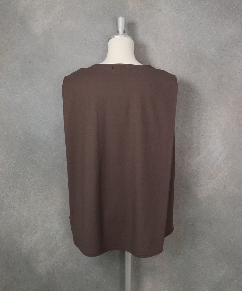 UV冷感タックノースリプルオーバー（ブラウン）後ろ