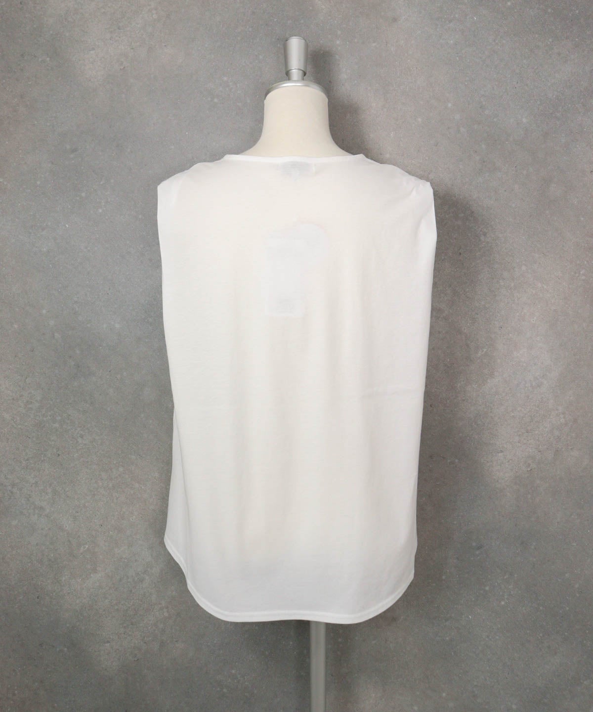 UV冷感タックノースリプルオーバー（ホワイト）後ろ