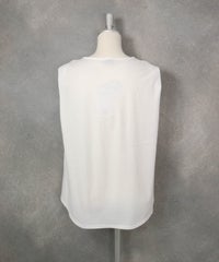 UV冷感タックノースリプルオーバー（ホワイト）後ろ