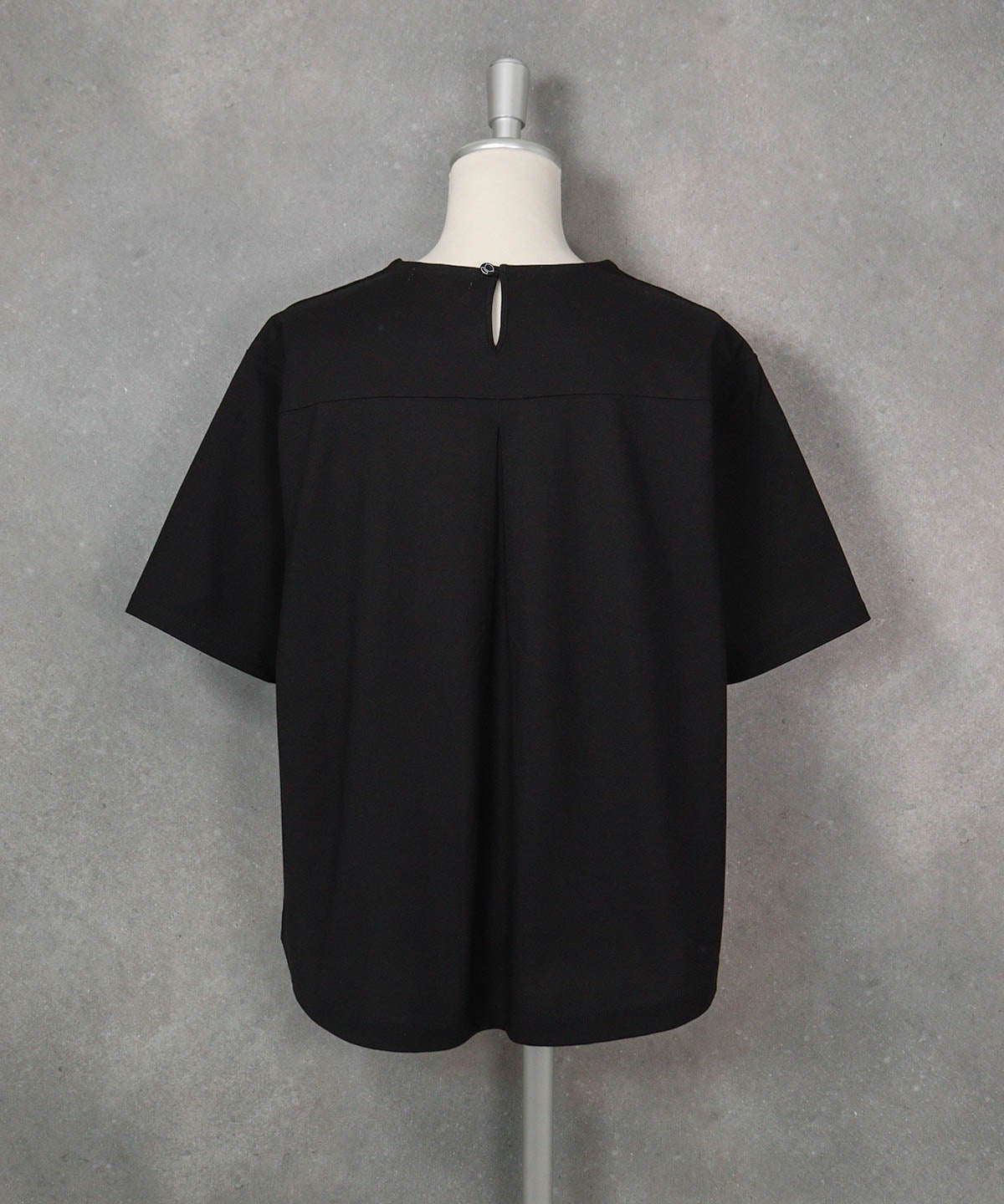 立体刺繍UV冷感プルオーバー（ブラック）後ろ