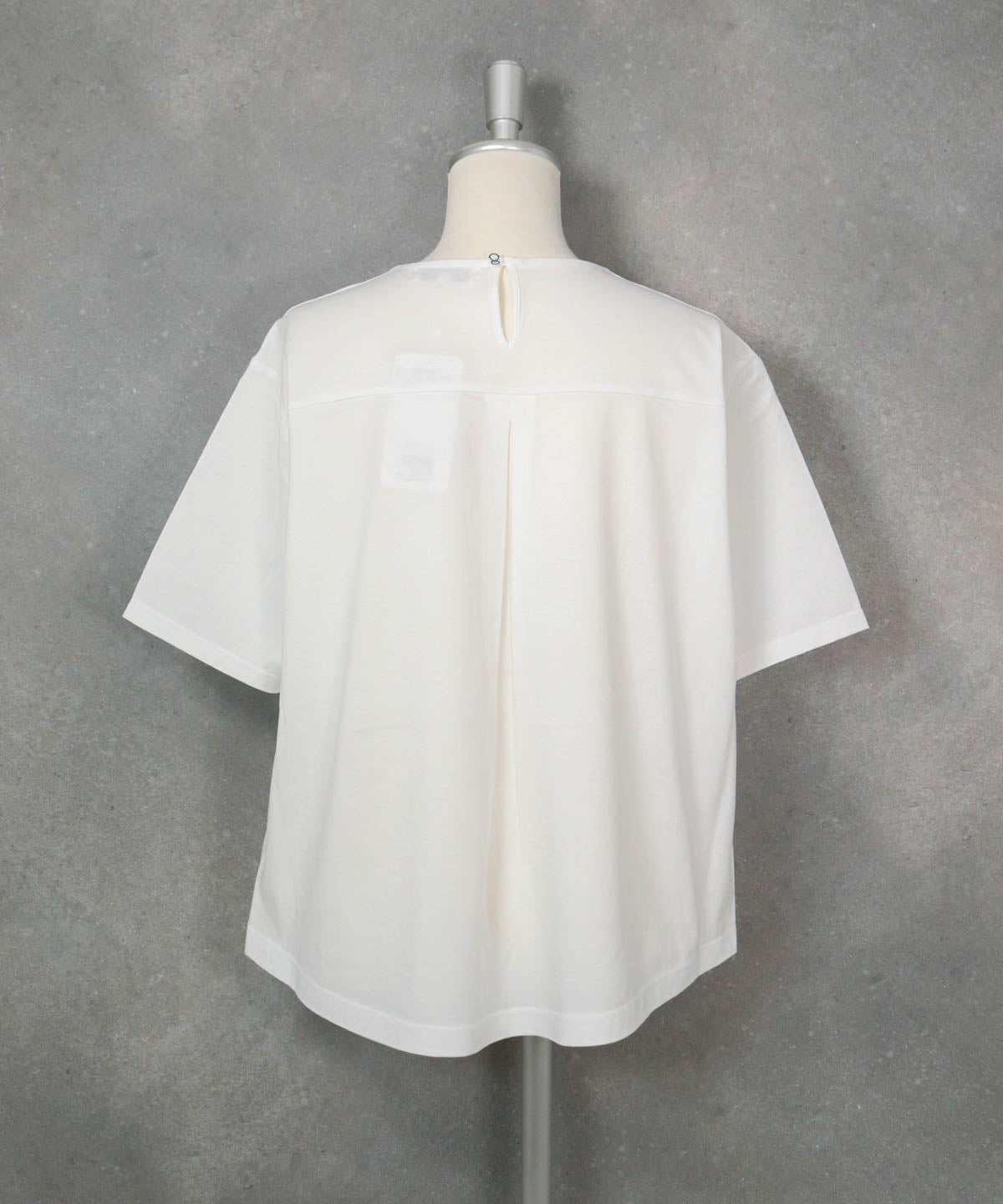 立体刺繍UV冷感プルオーバー（ホワイト）後ろ