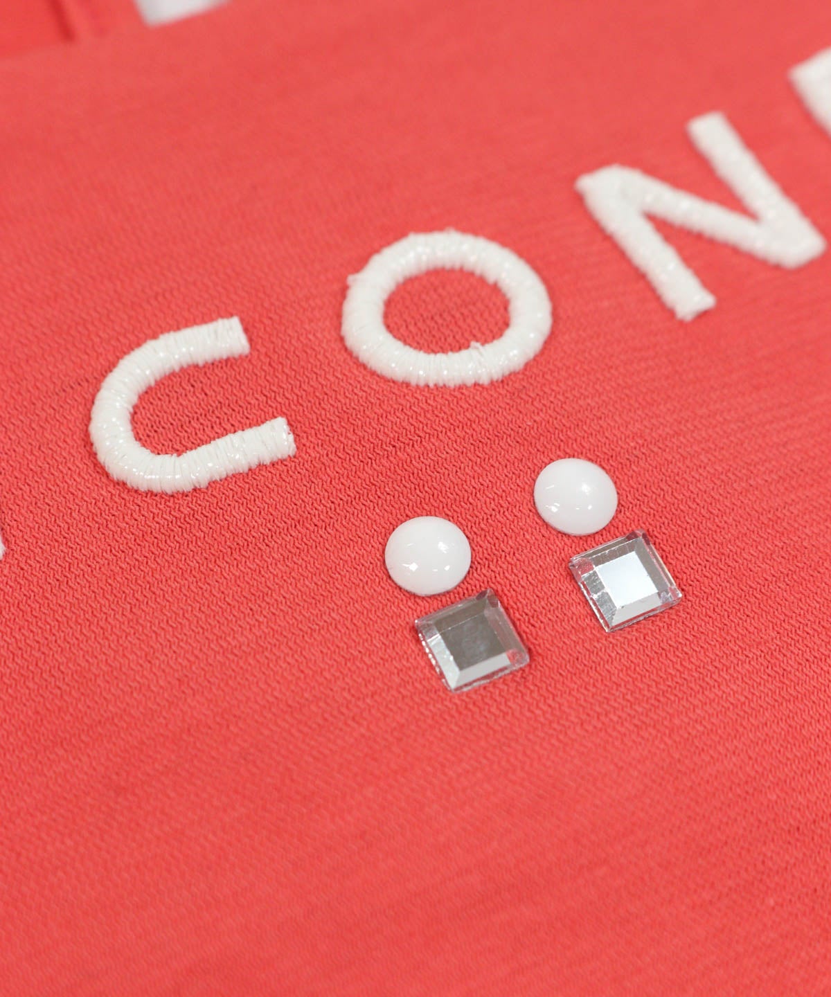 立体的なロゴ刺繍（オレンジ）