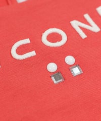 立体的なロゴ刺繍（オレンジ）