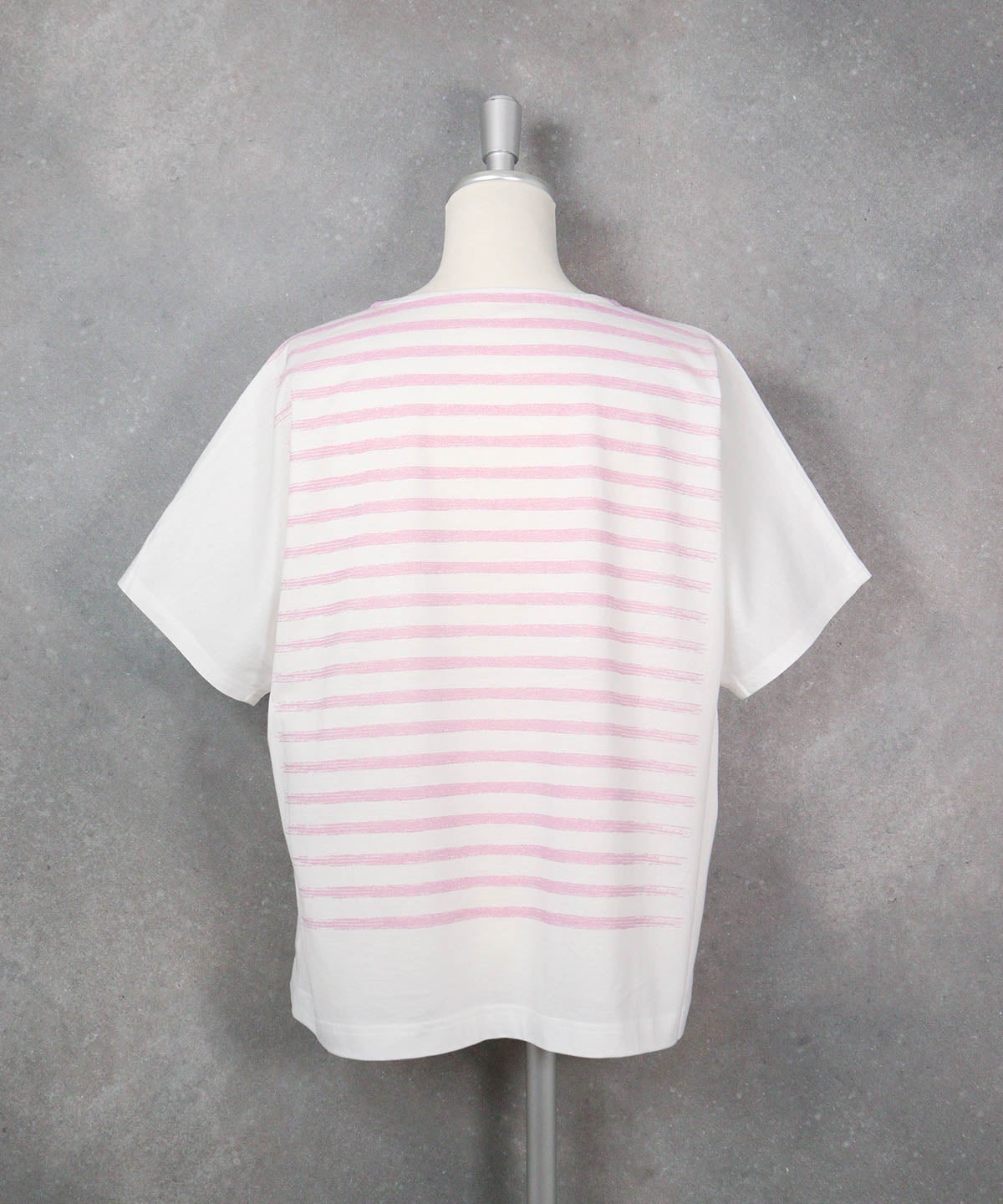 ラメボーダー冷感プルオーバー（ホワイト×ピンク）後ろ