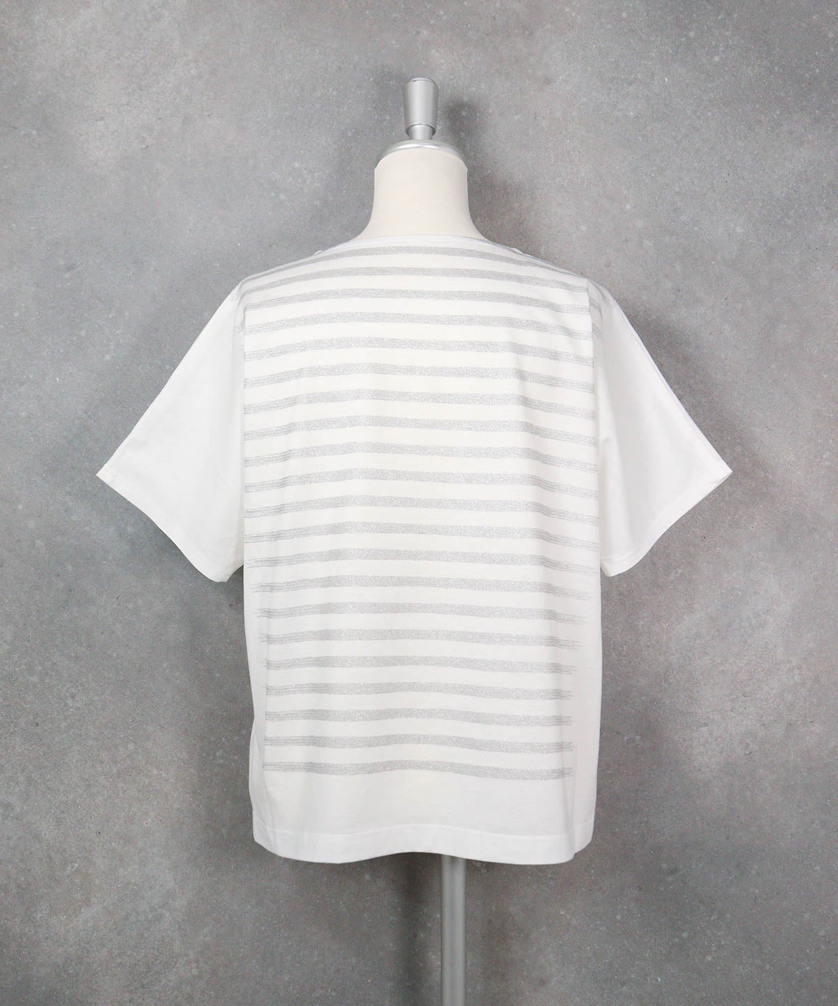 ラメボーダー冷感プルオーバー（ホワイト×グレー）後ろ